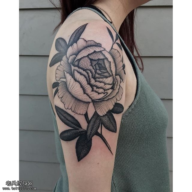 大臂经典牡丹纹身图案
