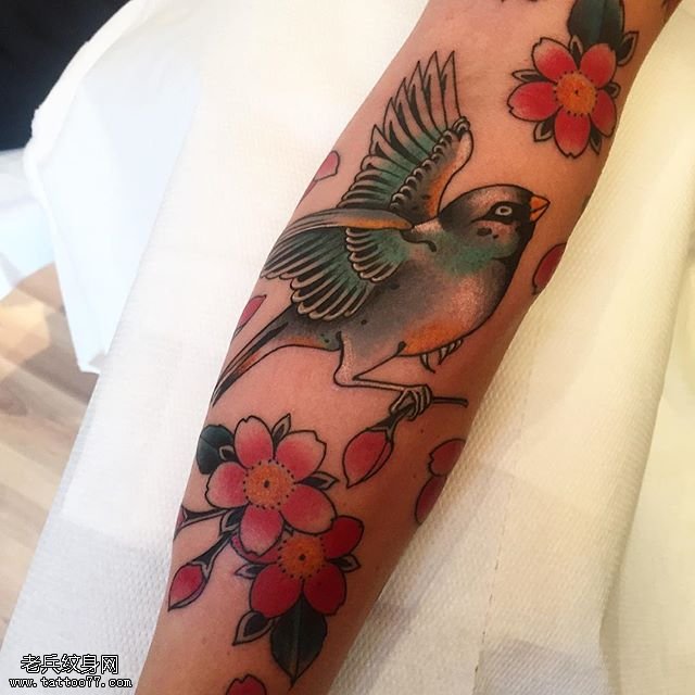 手臂彩色的桃花鸟儿纹身图案