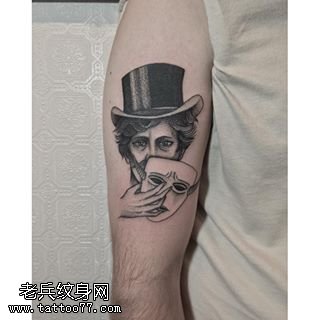 手臂的面具男纹身图案