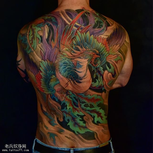 大背彩绘的凤凰纹身图案