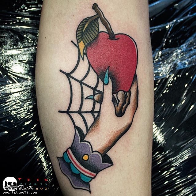 小腿上手里的苹果纹身图案