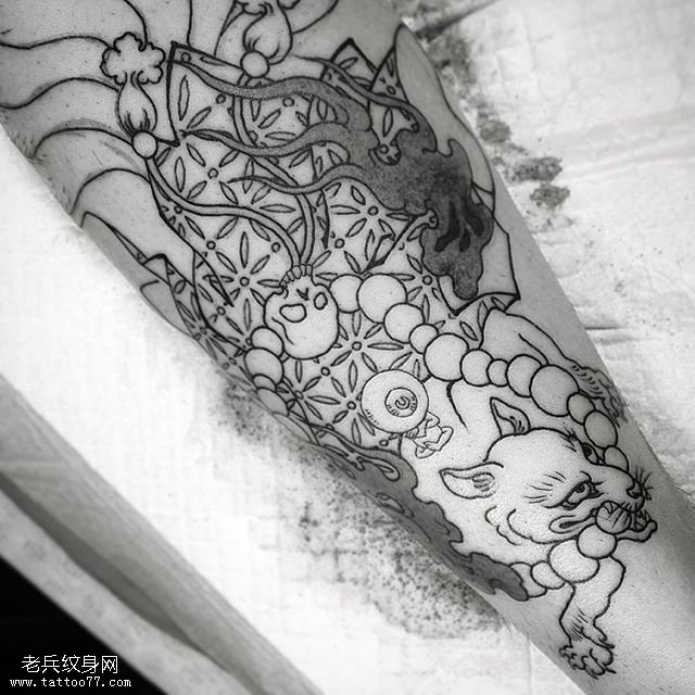 手臂经典线条九尾狐纹身图案