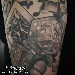 腿部的扑克筛子纹身图案