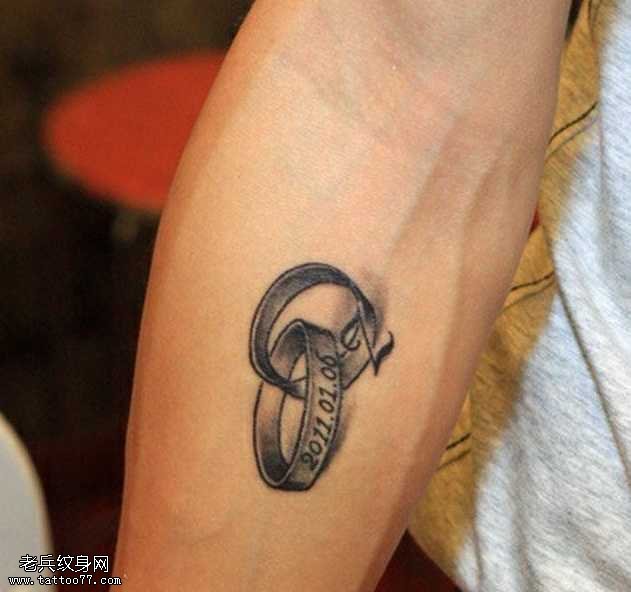 手臂钻戒纹身图案