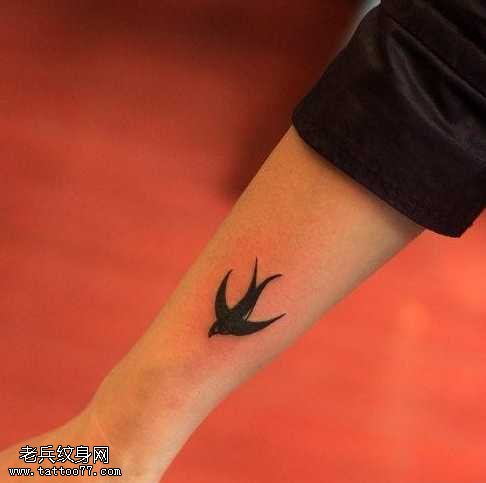 手腕燕子纹身图案