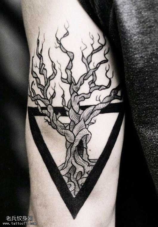 手臂树纹身图案