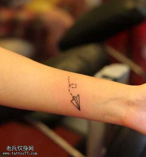 手腕纸飞机纹身图案
