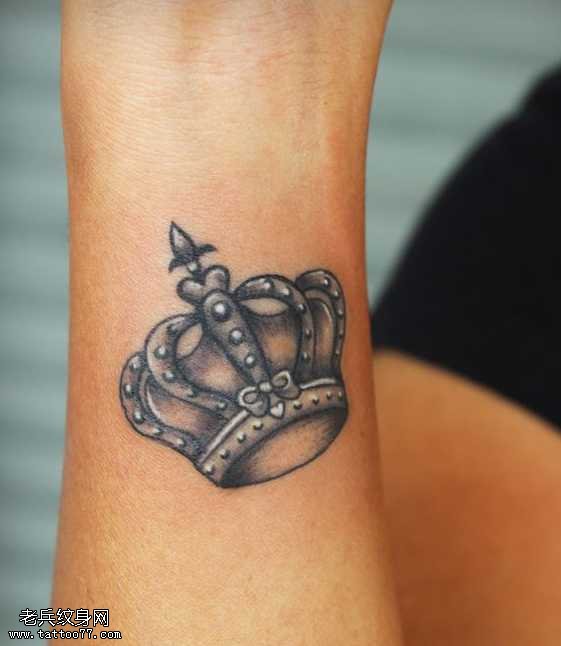 手臂黑灰皇冠纹身图案