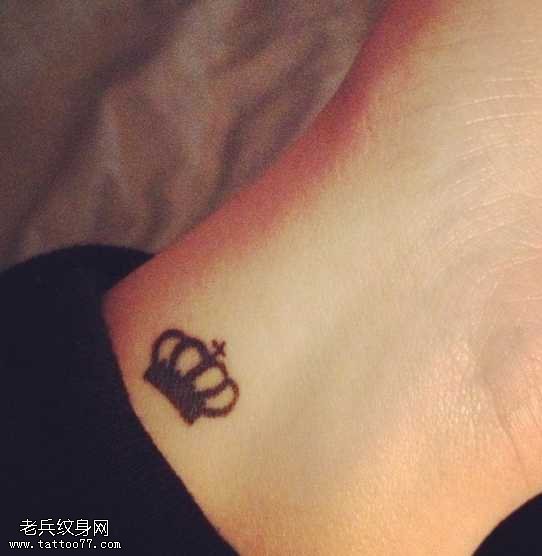 手臂小清新黑皇冠纹身图案