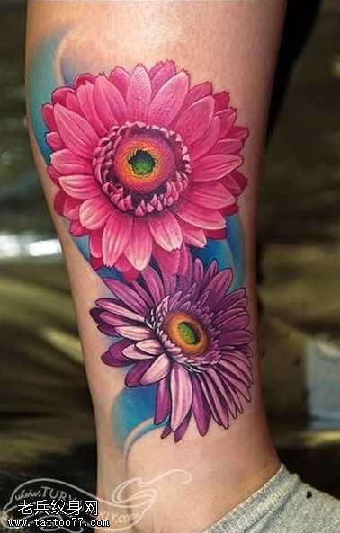 腿部漂亮的花朵纹身图案