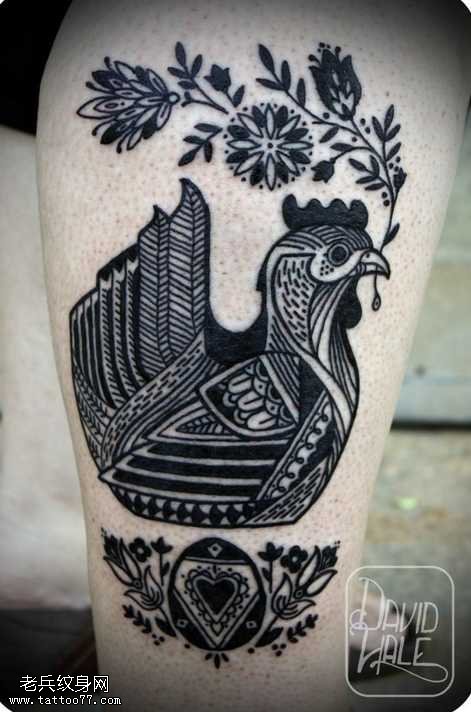 腿部黑白色公鸡纹身图案