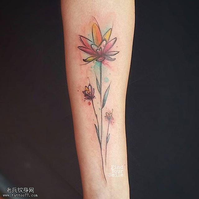 手臂水彩小花卉纹身图案