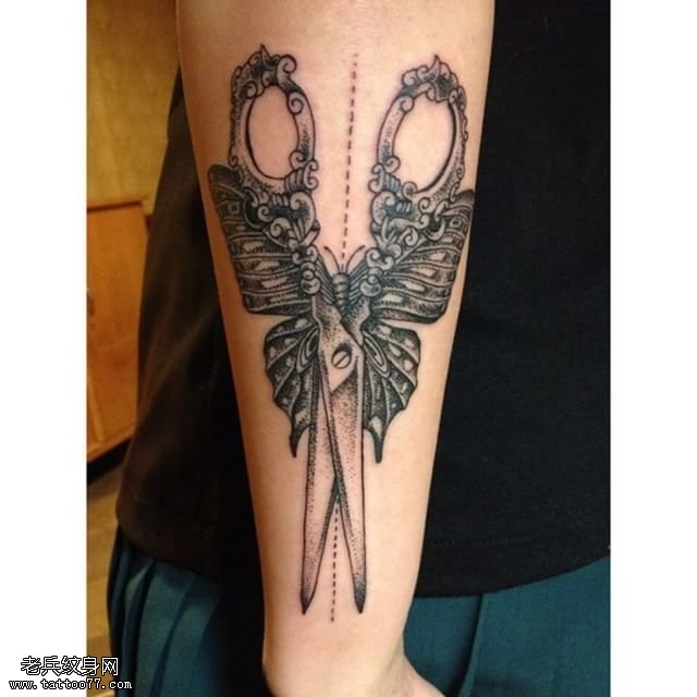 手臂精致的蝴蝶剪刀纹身图案