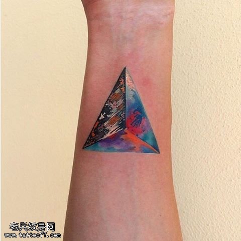 手臂水彩立体三角纹身图案