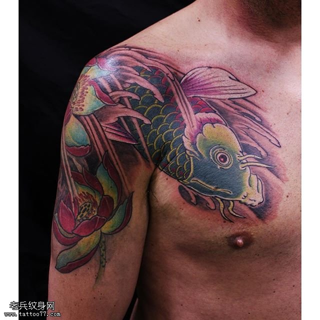 大臂经典的莲花锦鲤纹身图案