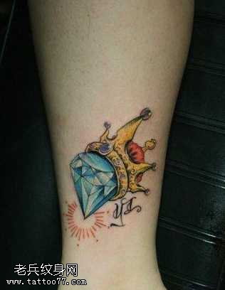 手臂彩色皇冠钻石纹身图案