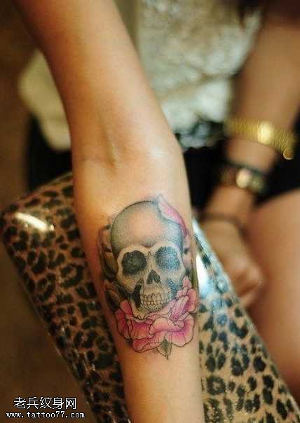 手臂骷髅头玫瑰花纹身图案