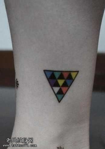手腕彩色三角形纹身图案