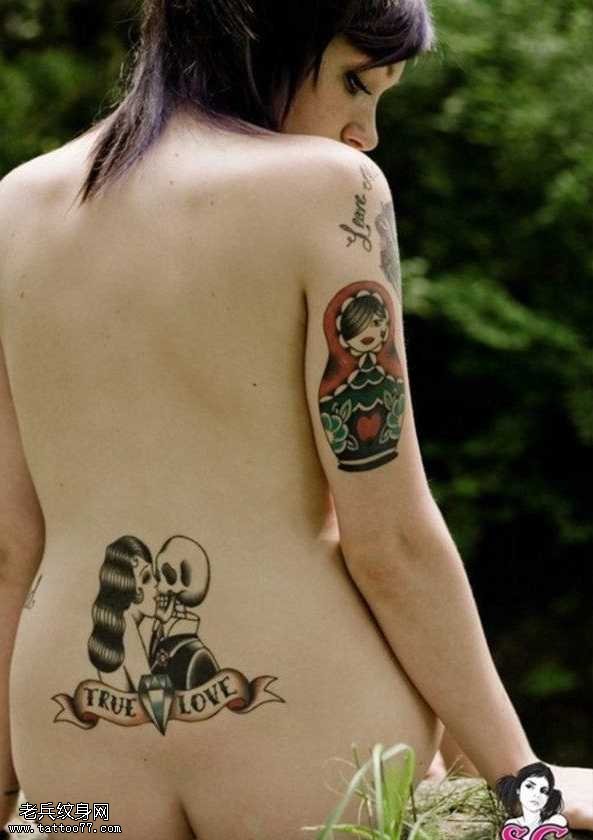 腰部女性纹身图案