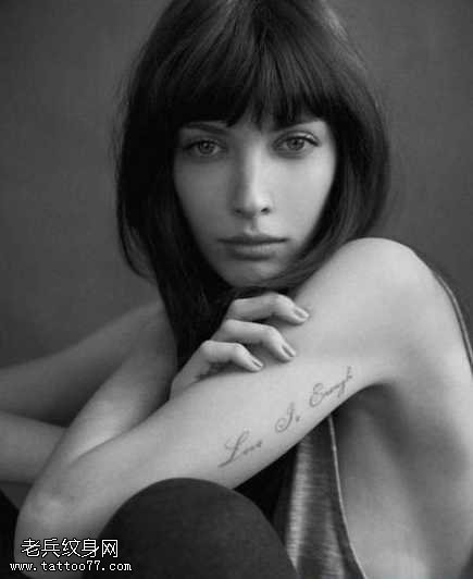 手臂字母纹身图案