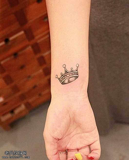 手腕小巧的皇冠纹身图案
