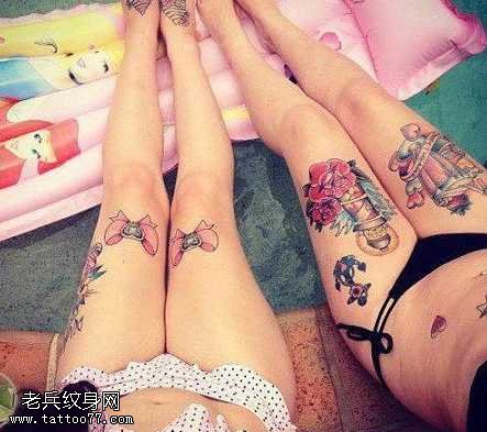 腿部蝴蝶结彩色纹身图案