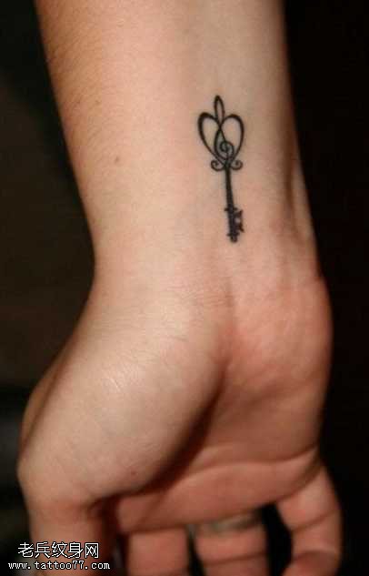 手腕小清新钥匙纹身图案