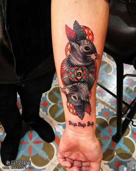 手臂兔子纹身图案