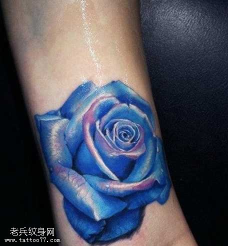 手臂蓝色玫瑰纹身图案