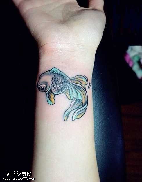 手腕金鱼纹身图案