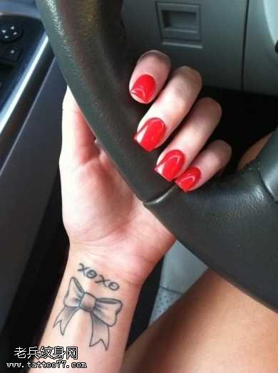 手腕蝴蝶结纹身图案