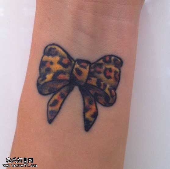 手腕豹纹蝴蝶结纹身图案