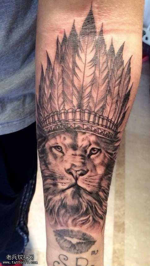 手臂黑灰狮子纹身图案