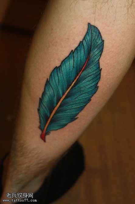 腿部好看的绿色羽毛纹身图案