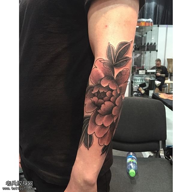 手臂一枝水墨牡丹纹身图案