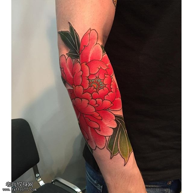 手臂一朵娇艳的牡丹纹身图案
