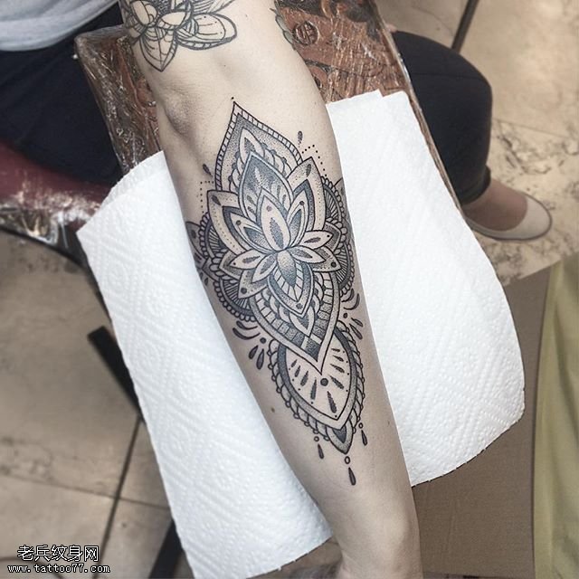小臂写实莲花座纹身图案