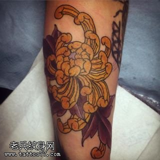 手臂彩绘的菊花纹身图案