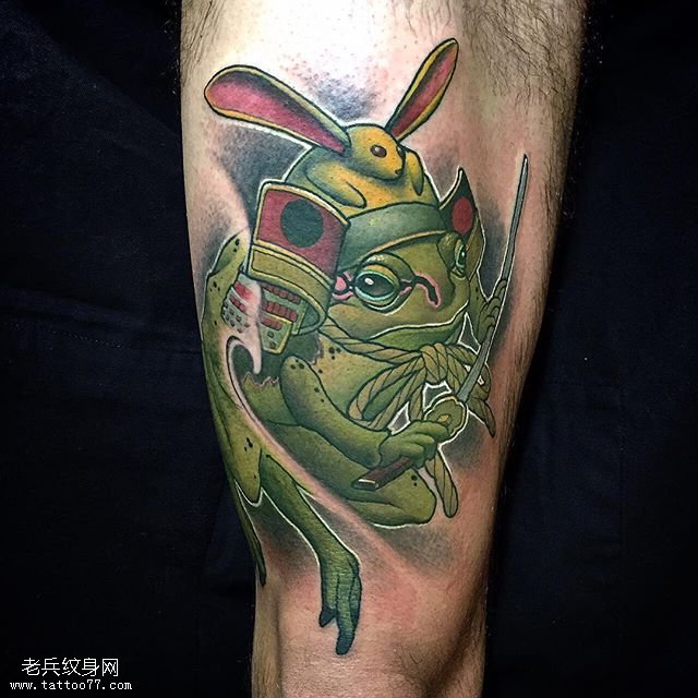 大臂上的一只青蛙纹身图案