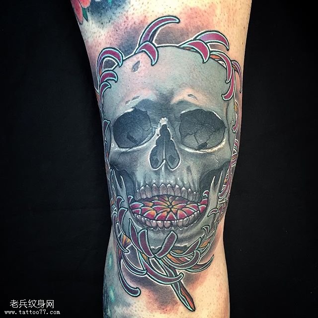 大臂地裂式菊花包骷髅纹身图案