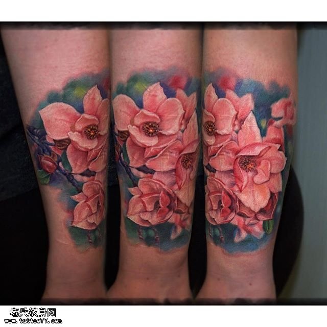 小臂水彩的花卉纹身图案