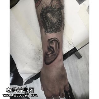 小臂上的心耳朵纹身图案