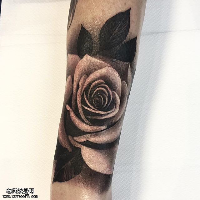 小臂复古风立体玫瑰纹身图案