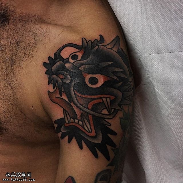 肩部黑灰龙头纹身图案