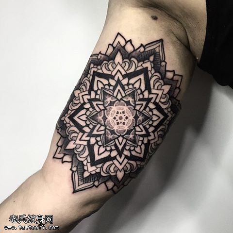 大臂上的经典梵花纹身图案