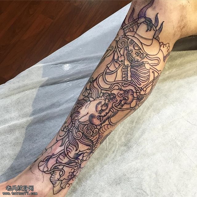 小腿线条龙骨架纹身图案