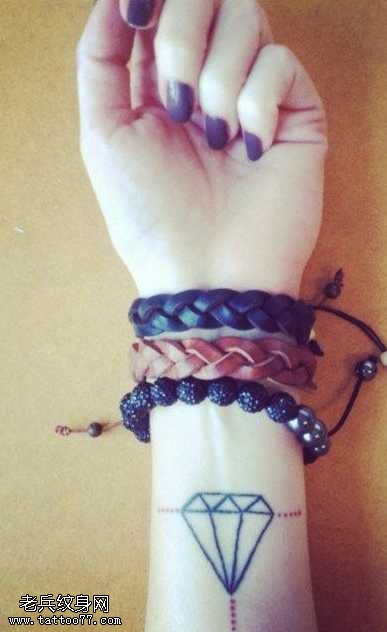 手臂小清新钻石纹身图案