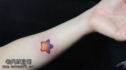 手臂五角星纹身图案