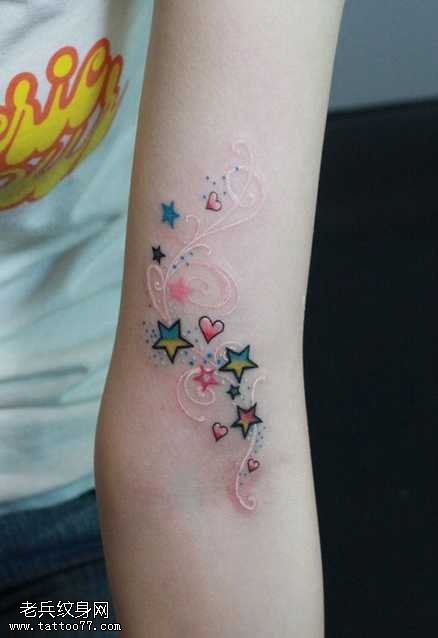 手臂七彩五角星纹身图案