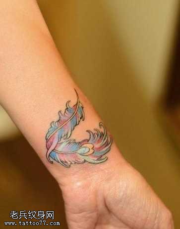 手臂彩羽毛纹身图案